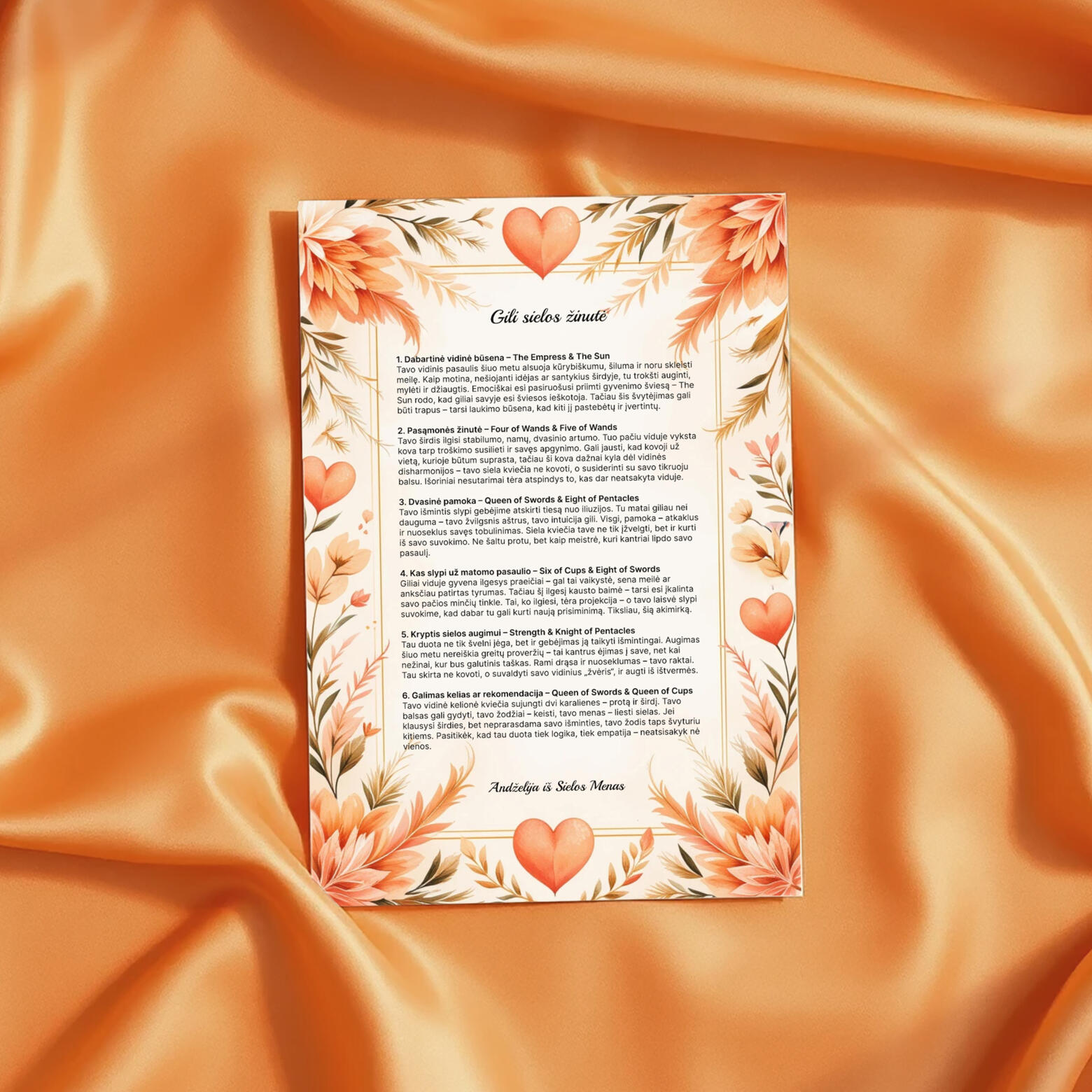 Sielos žinutė ant satino fono Intuityvi sielos žinutė su širdelėmis, padėta ant šilkinio varinio audinio